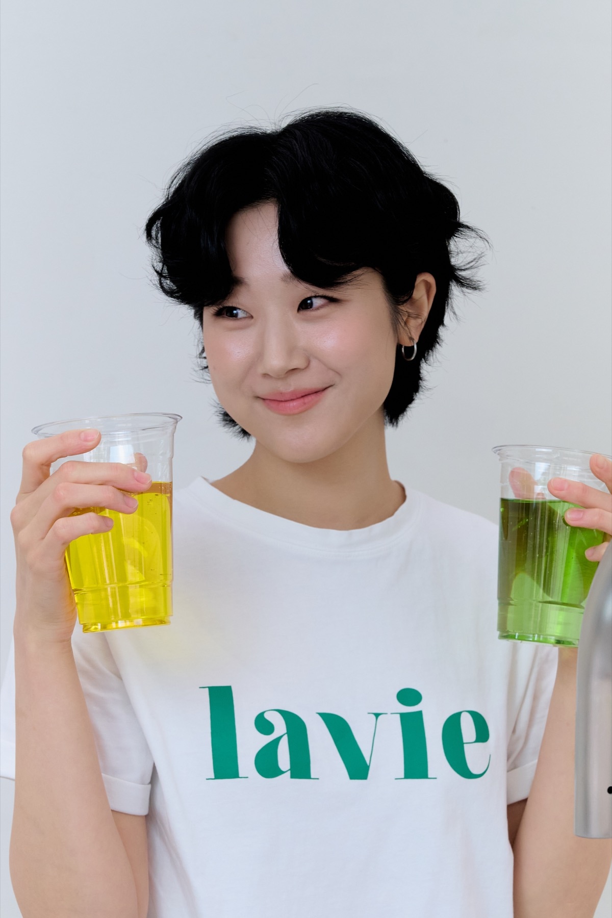 브링크 음료 두 잔을 들고 있는 사용 장면